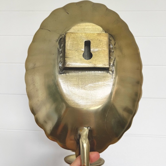 Scalloped wall sconce candle holder - Picture 2 of 3